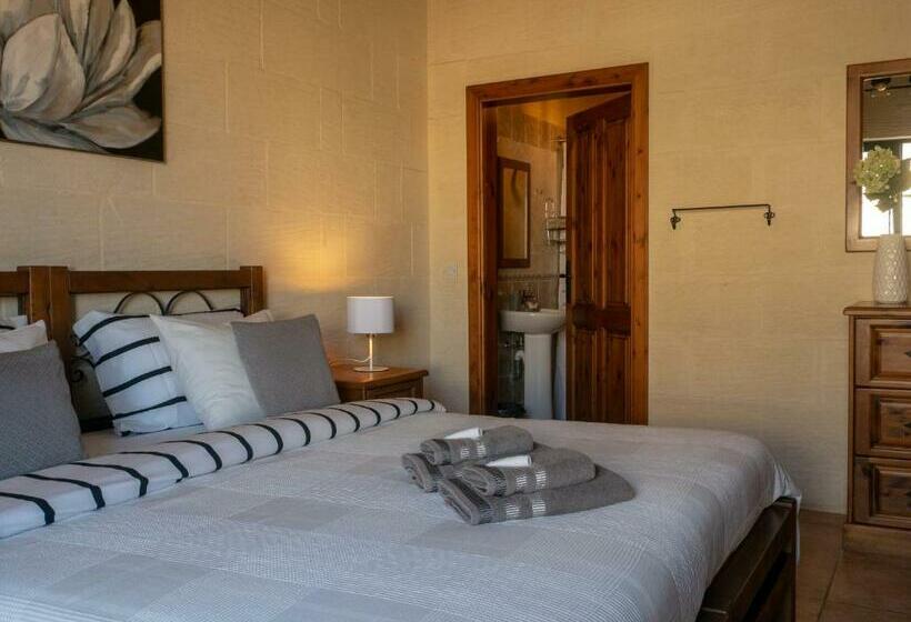 تختخواب و صبحانه Moonshine Villa