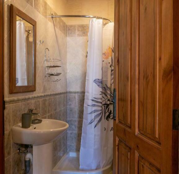 تختخواب و صبحانه Moonshine Villa