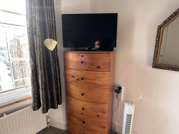 Charming 2 Bedroom Apartment Located In Ayr