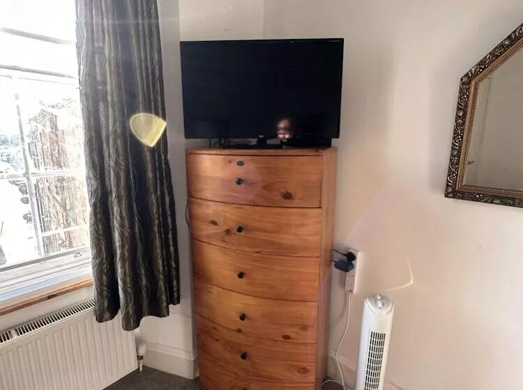 Charming 2 Bedroom Apartment Located In Ayr