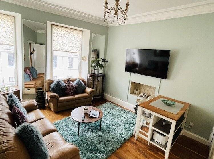 Charming 2 Bedroom Apartment Located In Ayr