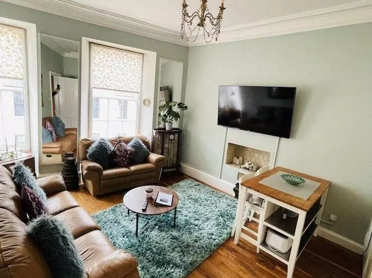 Charming 2 Bedroom Apartment Located In Ayr