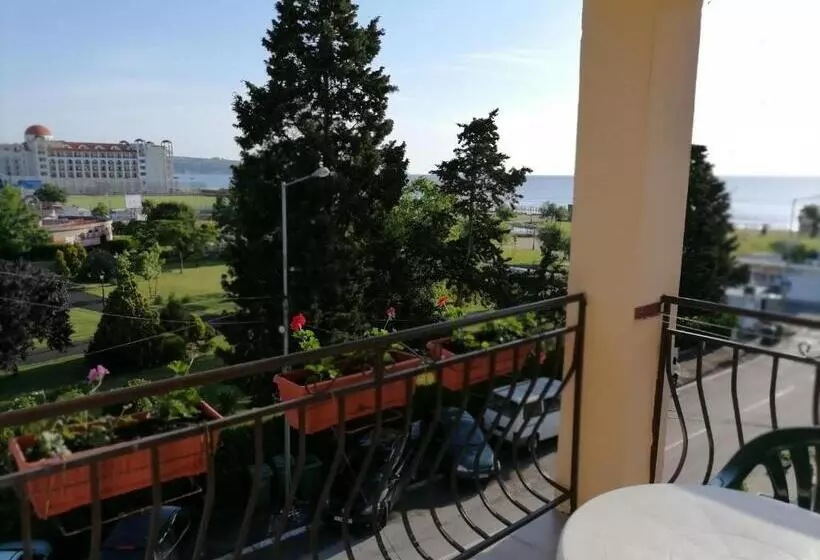 پانسیون Ivet Guest House