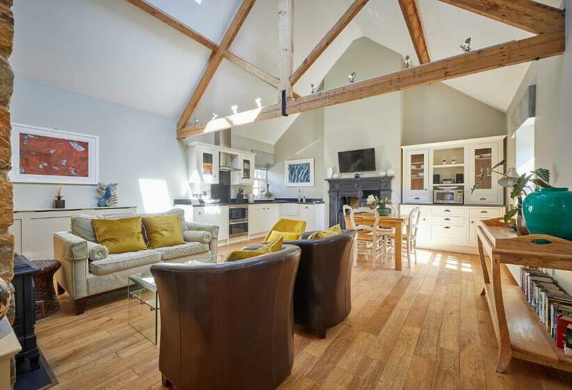 Pope Lodge: Stunning Stone Coach House Conversion