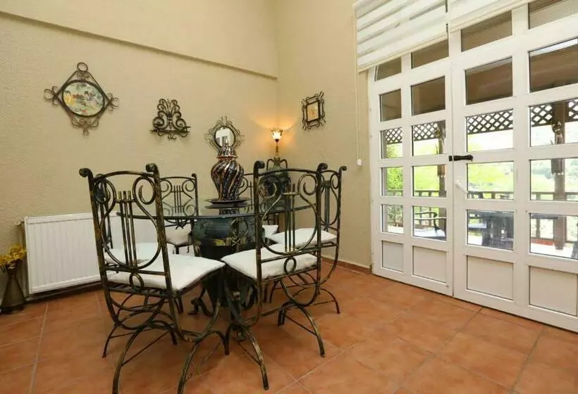 Serene House Surrounded By Nature In Beykoz
