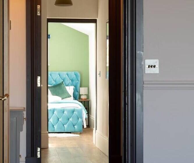 Beachfront Escape & Wow Sea Views, Luxury Retreat