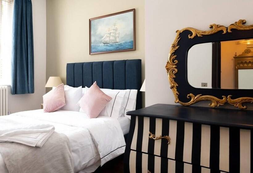 Beachfront Escape & Wow Sea Views, Luxury Retreat