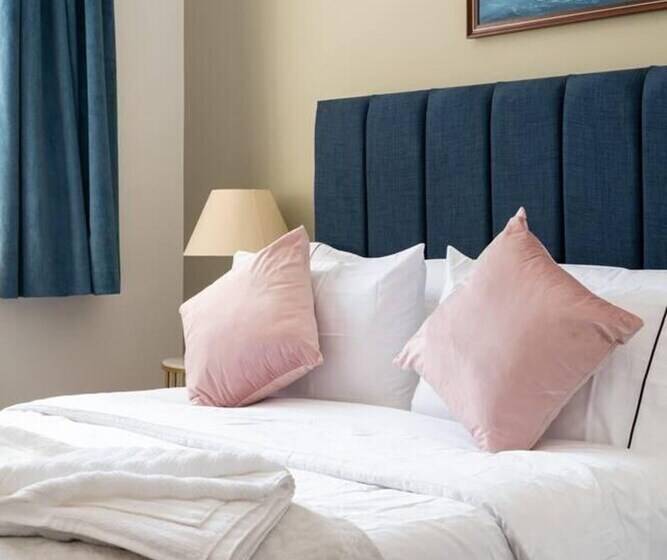 Beachfront Escape & Wow Sea Views, Luxury Retreat