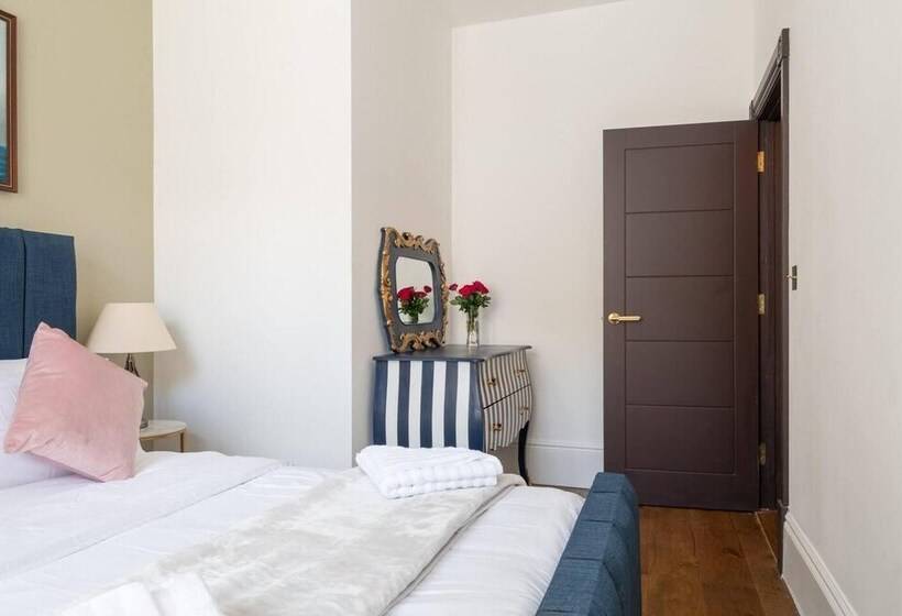 Beachfront Escape & Wow Sea Views, Luxury Retreat