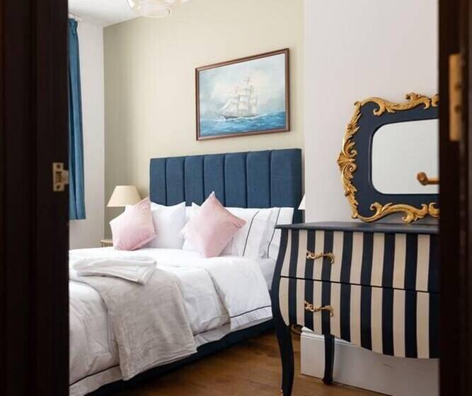 Beachfront Escape & Wow Sea Views, Luxury Retreat