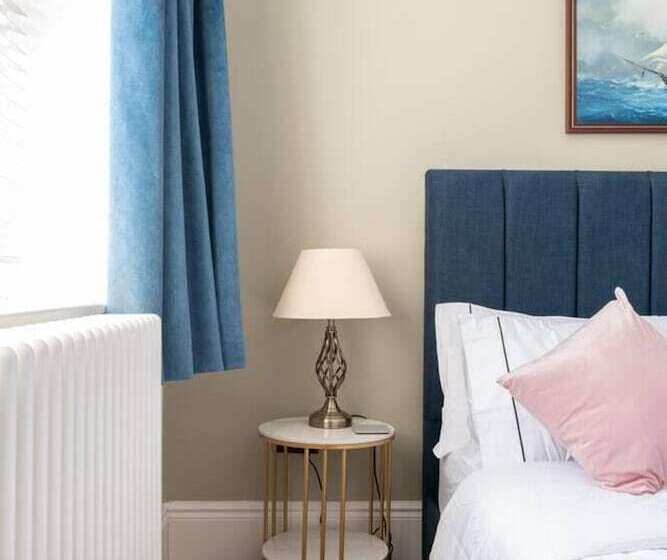 Beachfront Escape & Wow Sea Views, Luxury Retreat