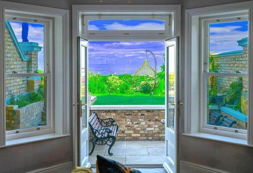 Beachfront Escape & Wow Sea Views, Luxury Retreat