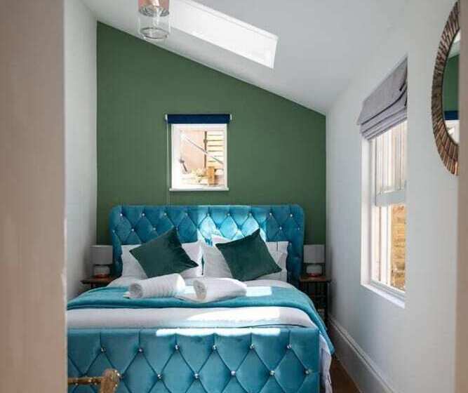 Beachfront Escape & Wow Sea Views, Luxury Retreat