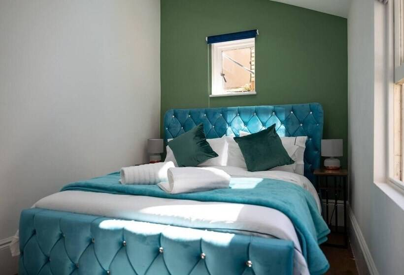 Beachfront Escape & Wow Sea Views, Luxury Retreat