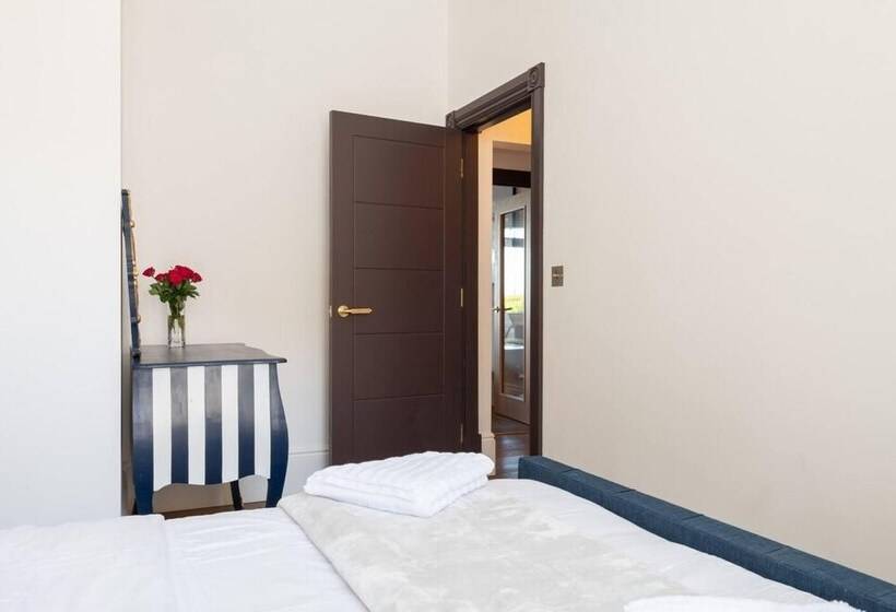 Beachfront Escape & Wow Sea Views, Luxury Retreat