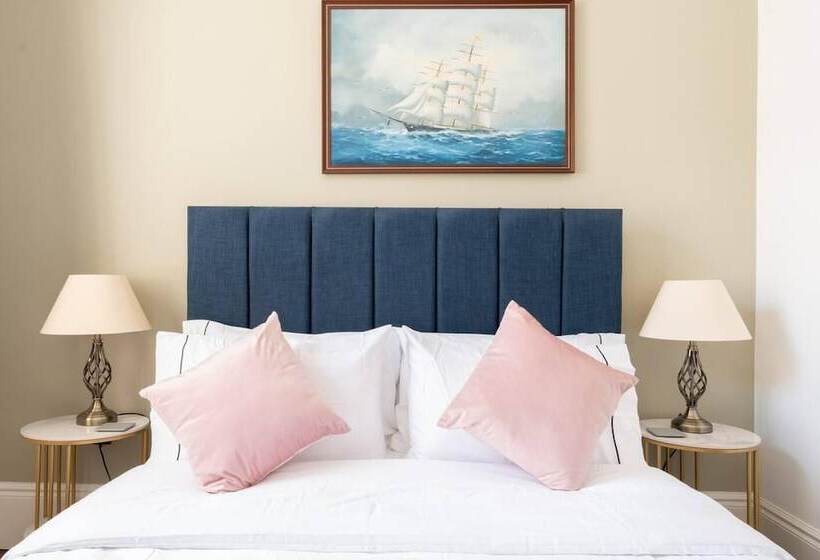 Beachfront Escape & Wow Sea Views, Luxury Retreat