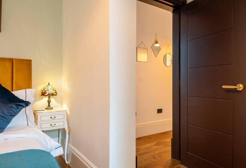 Beachfront Escape & Wow Sea Views, Luxury Retreat