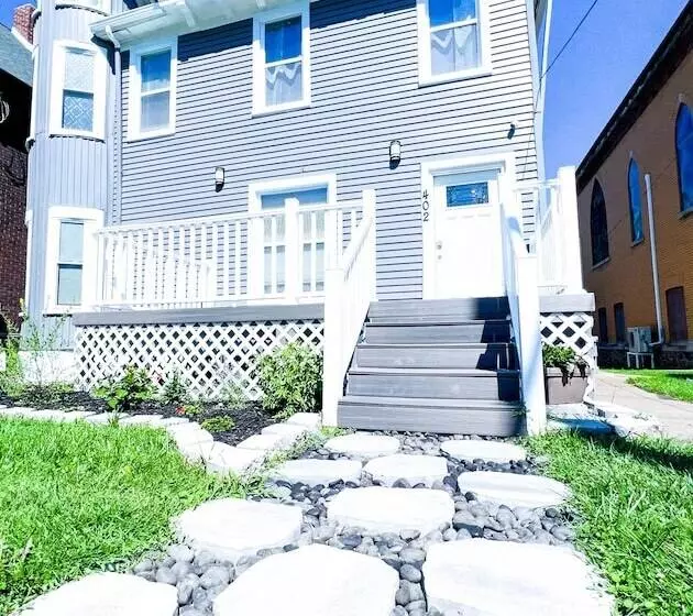 Group Friendly 6br Near Aquarium & Niagara Falls