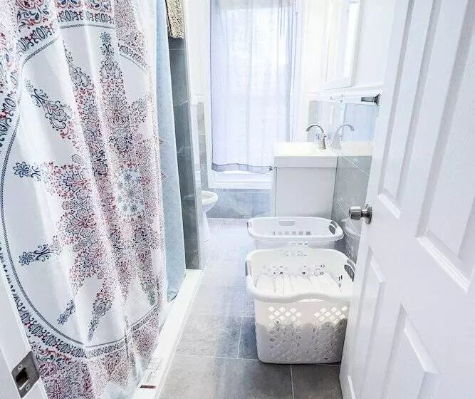Group Friendly 6br Near Aquarium & Niagara Falls