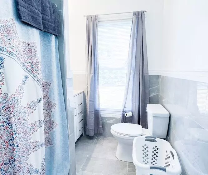 Group Friendly 6br Near Aquarium & Niagara Falls