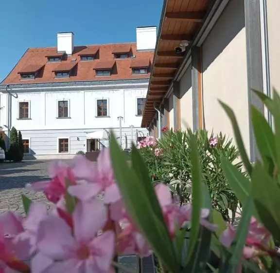 Gizella Hotel And Restaurant