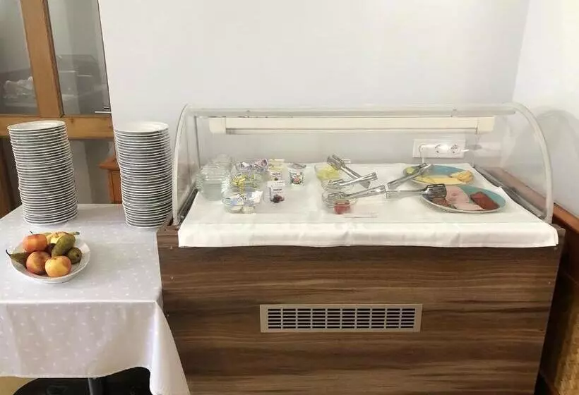 Gizella Hotel And Restaurant