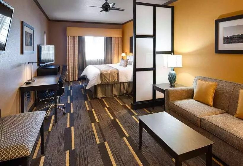 هتل Best Western Plus Emerald Inn & Suites