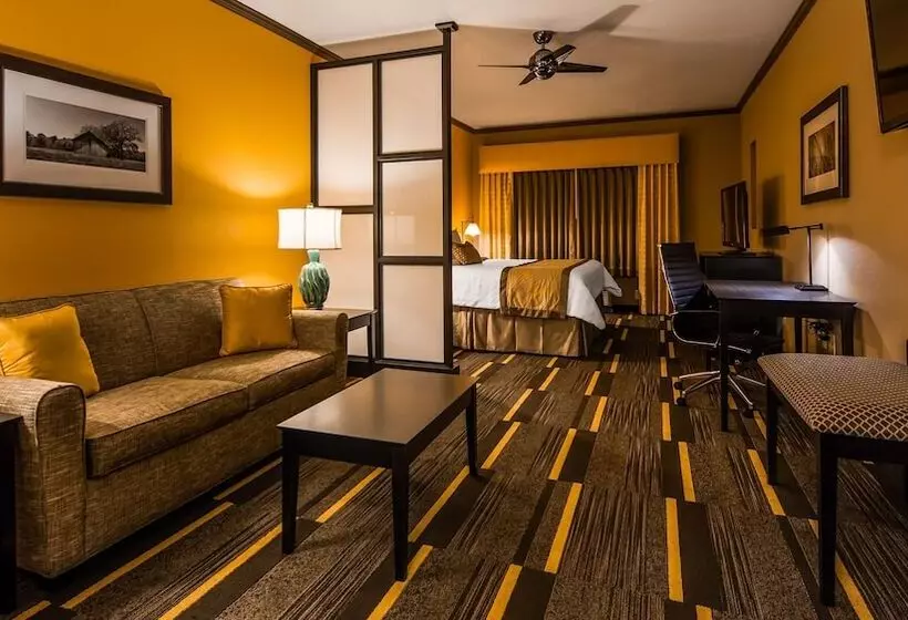 هتل Best Western Plus Emerald Inn & Suites