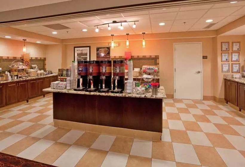 Отель Hampton Inn & Suites Watertown