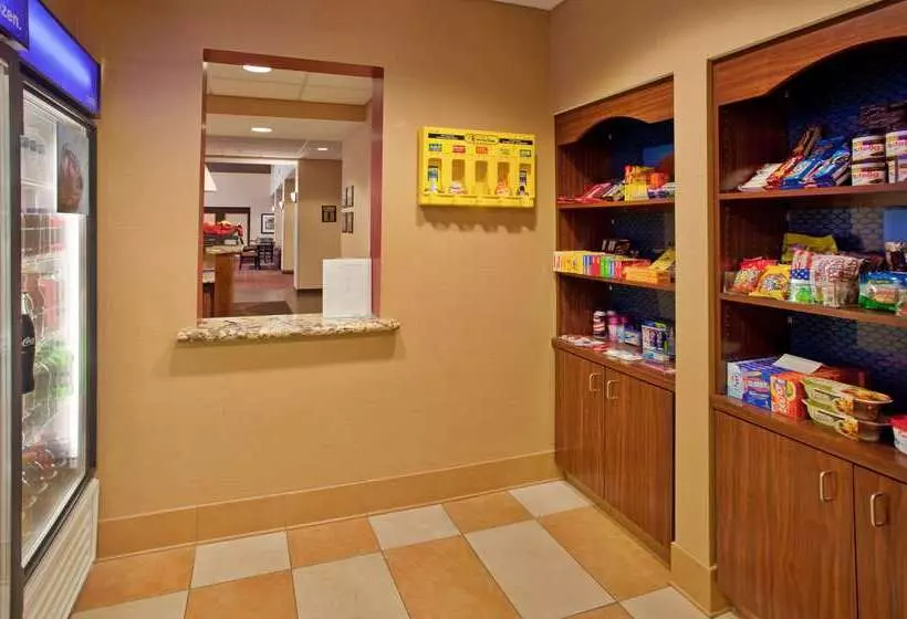 Отель Hampton Inn & Suites Watertown