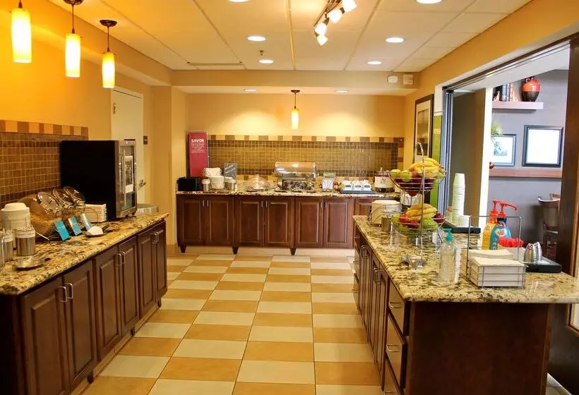 Отель Hampton Inn & Suites Watertown