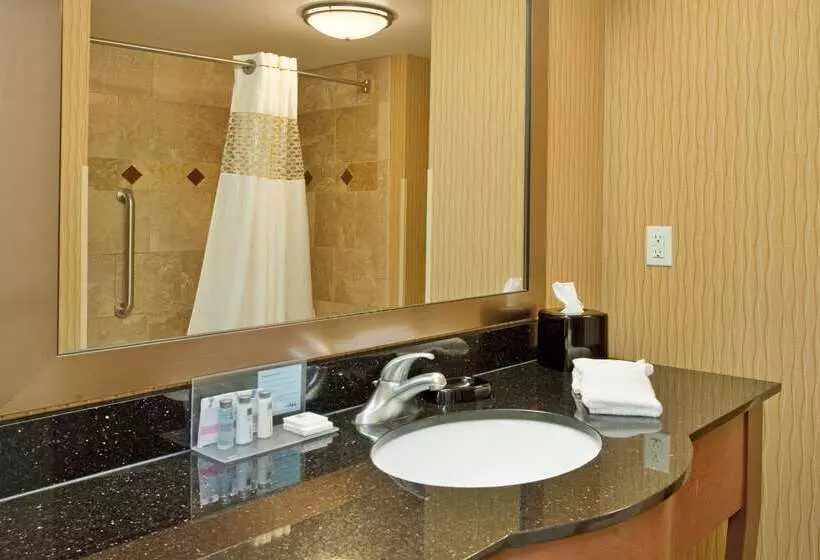 Отель Hampton Inn & Suites Watertown