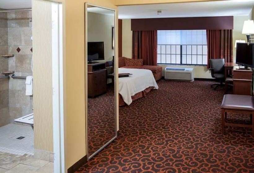Отель Hampton Inn & Suites Watertown