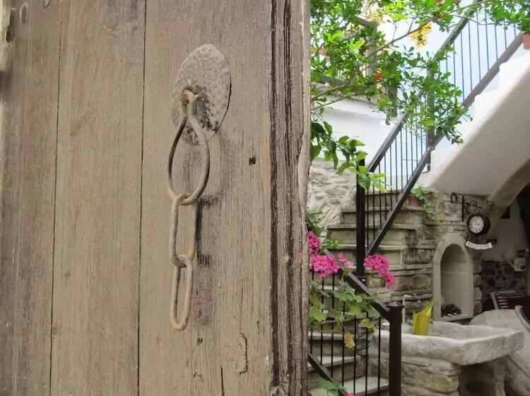 هتل Stratos Artdeco House