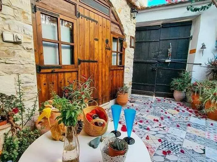 هتل Stratos Artdeco House