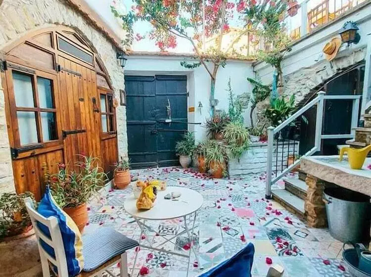 هتل Stratos Artdeco House