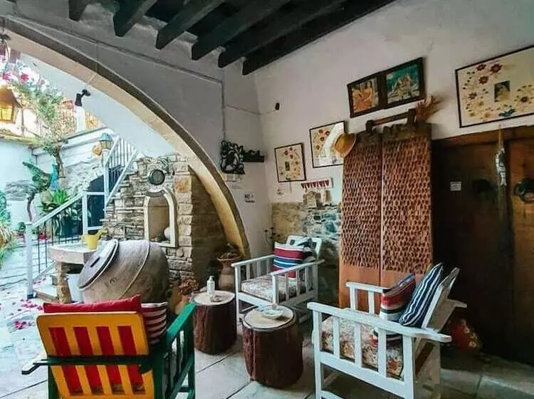 هتل Stratos Artdeco House