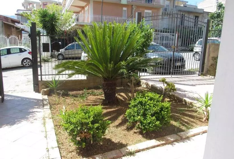 ベッドアンドブレックファースト La Cycas