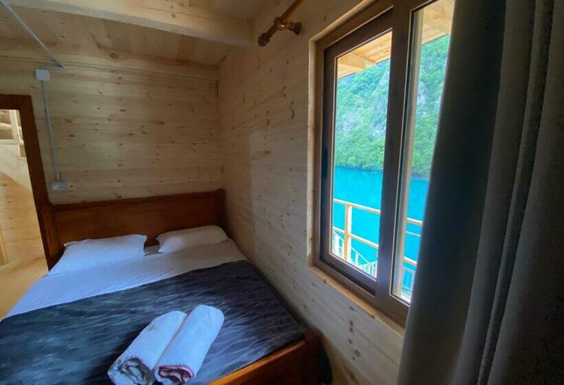 הוסטל Riverside Komani Lake