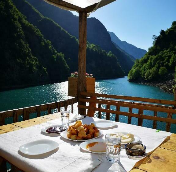 הוסטל Riverside Komani Lake