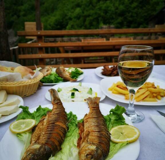 הוסטל Riverside Komani Lake