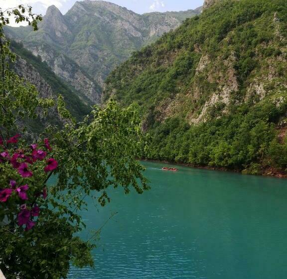 הוסטל Riverside Komani Lake