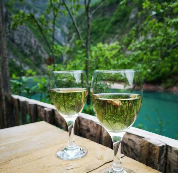 הוסטל Riverside Komani Lake