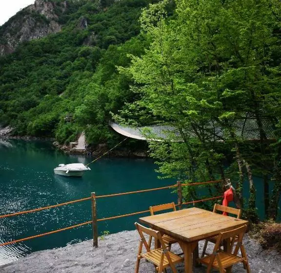 ユースホステル Riverside Komani Lake