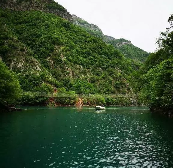 ユースホステル Riverside Komani Lake