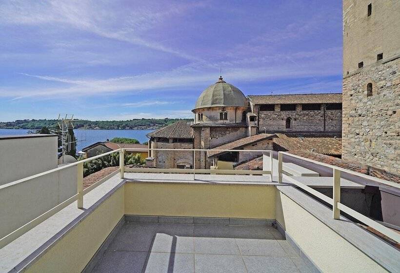 Una Finestra Vista Lago