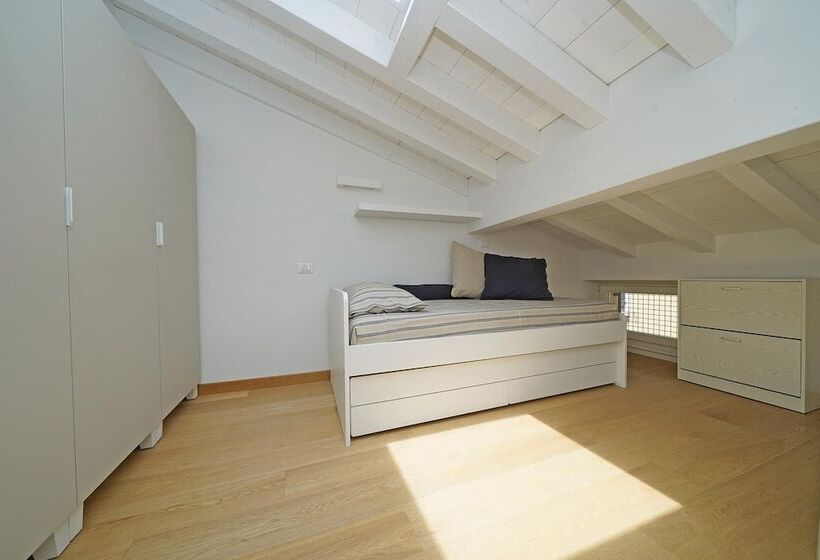 Una Finestra Vista Lago