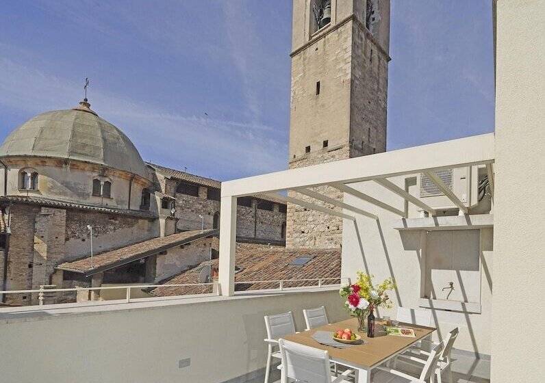 Una Finestra Vista Lago