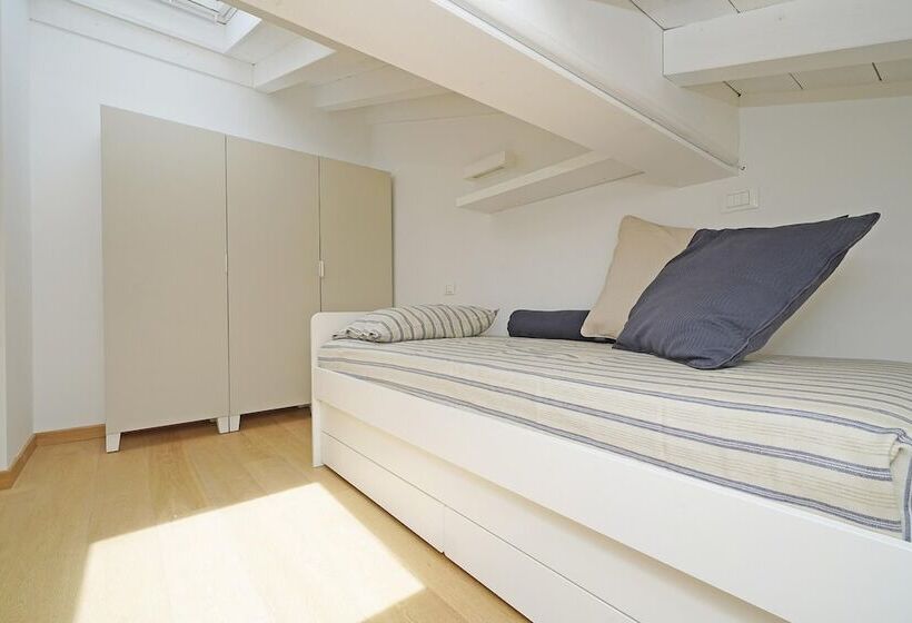 Una Finestra Vista Lago