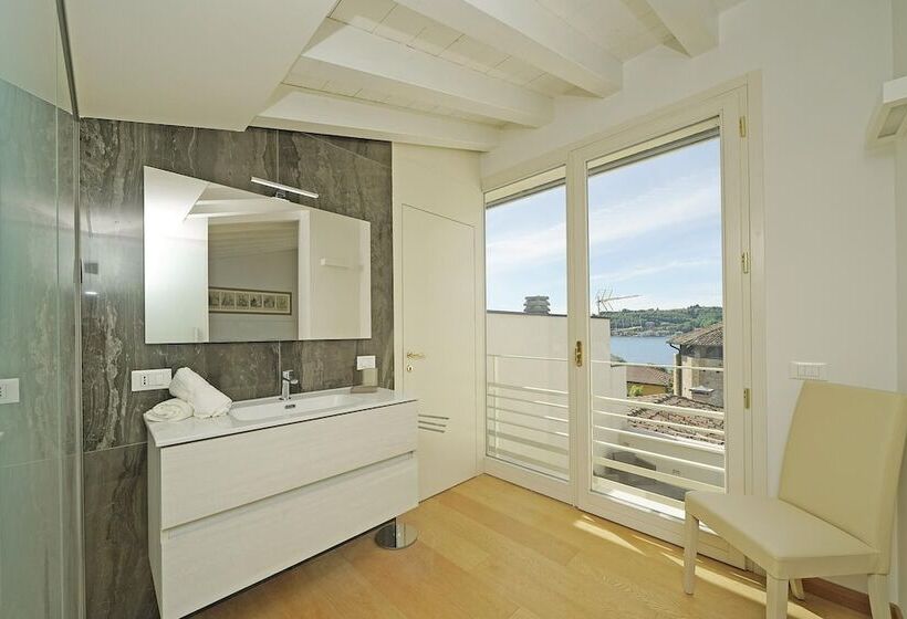 Una Finestra Vista Lago